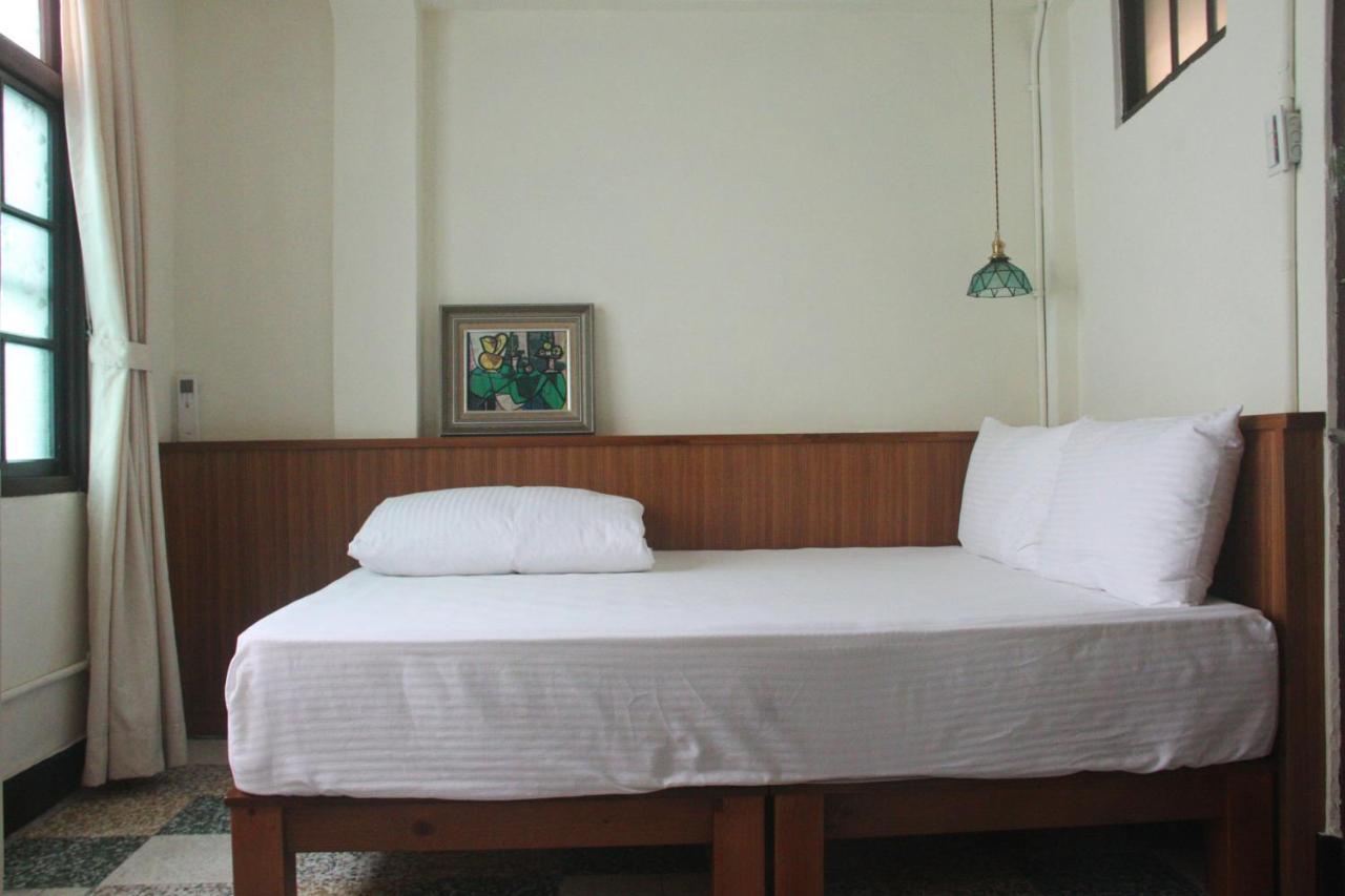 Neat Hostel Tainan Esterno foto