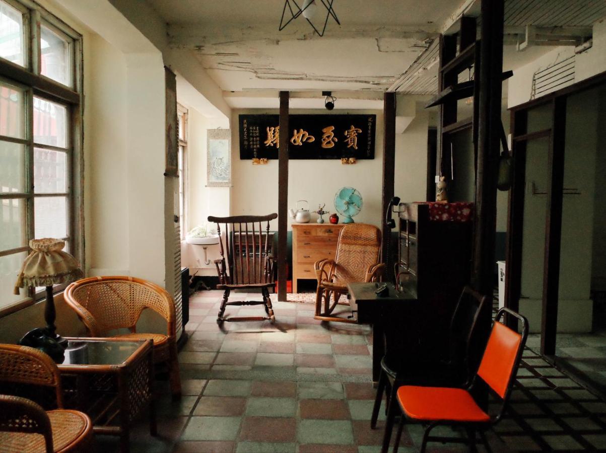 Neat Hostel Tainan Esterno foto